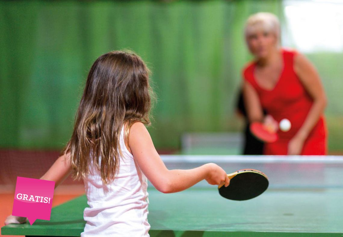 Kinder und Eltern spielen Tischtennis in der Tennishalle 